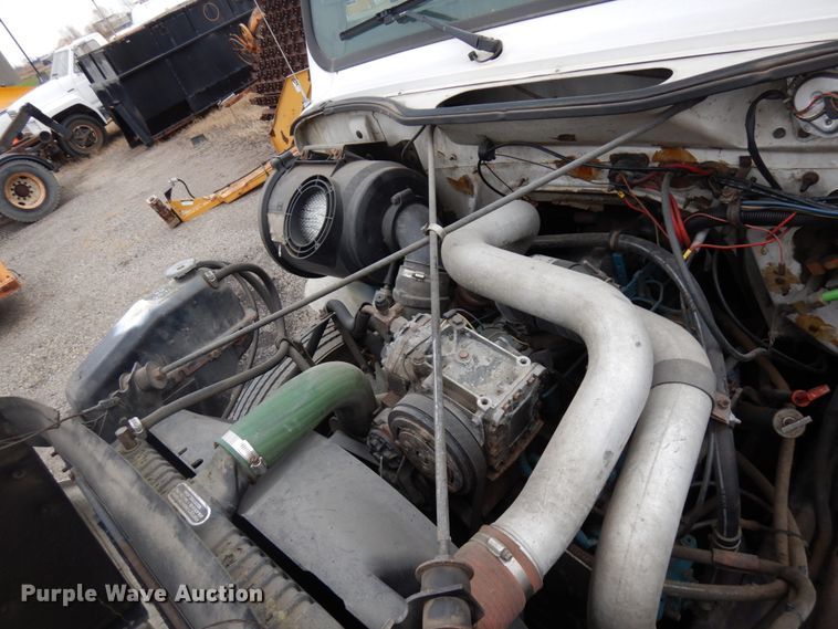 image for item HD9143 1995 International 4900  chipper truck