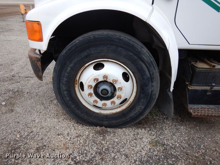 image for item HD9143 1995 International 4900  chipper truck