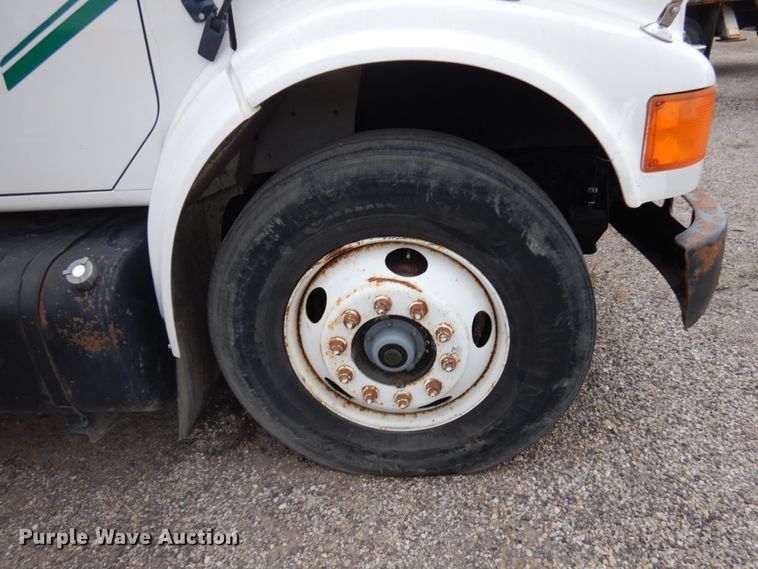 image for item HD9143 1995 International 4900  chipper truck