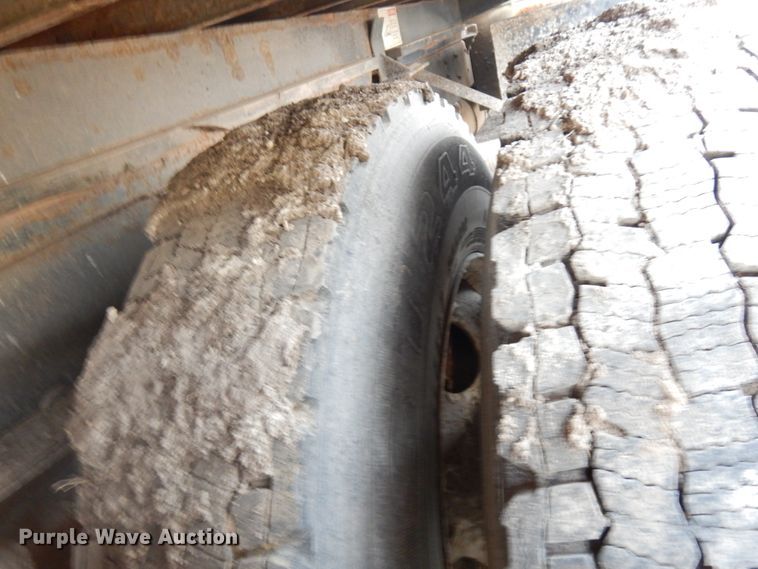 image for item HD9143 1995 International 4900  chipper truck