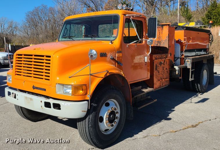 image for item HE9961 2003 International 4900  oil distributor truck