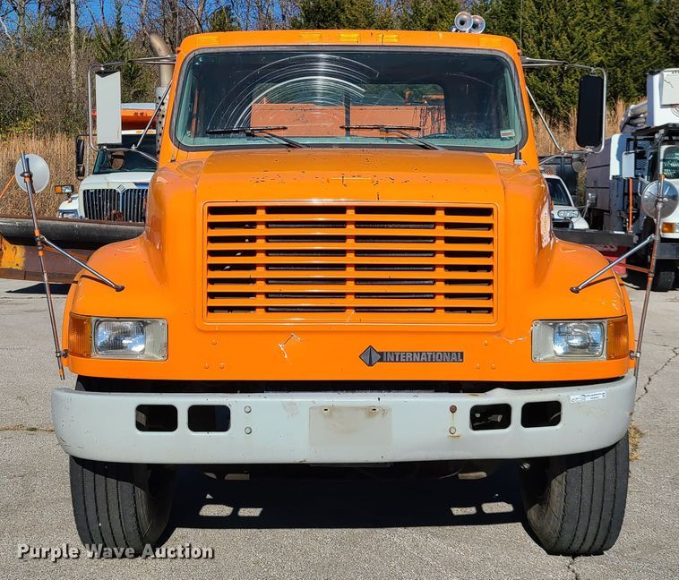 image for item HE9961 2003 International 4900  oil distributor truck