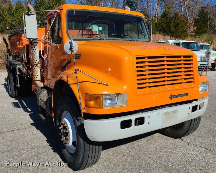 image for item HE9961 2003 International 4900  oil distributor truck