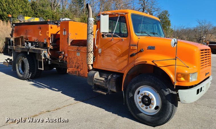 image for item HE9961 2003 International 4900  oil distributor truck