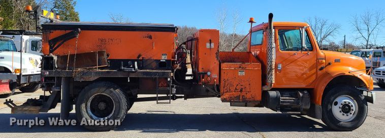 image for item HE9961 2003 International 4900  oil distributor truck