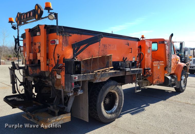 image for item HE9961 2003 International 4900  oil distributor truck