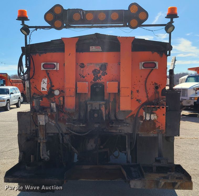 image for item HE9961 2003 International 4900  oil distributor truck