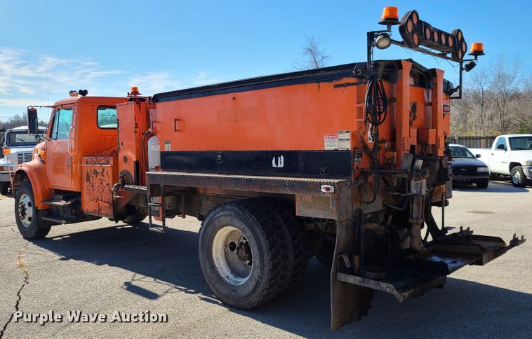 image for item HE9961 2003 International 4900  oil distributor truck