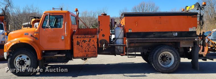 image for item HE9961 2003 International 4900  oil distributor truck