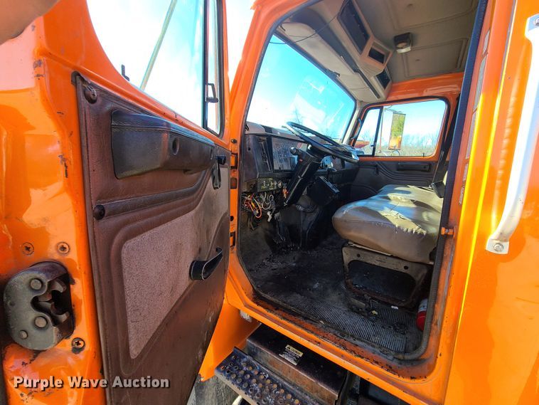 image for item HE9961 2003 International 4900  oil distributor truck