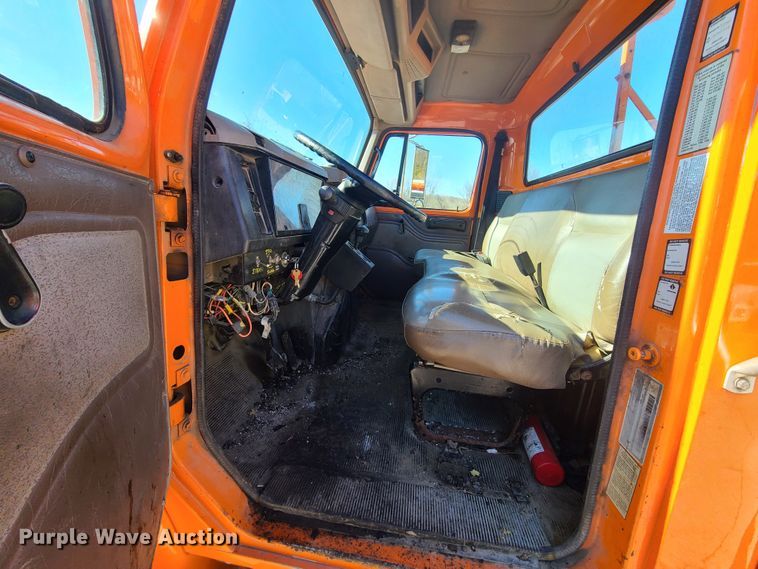 image for item HE9961 2003 International 4900  oil distributor truck