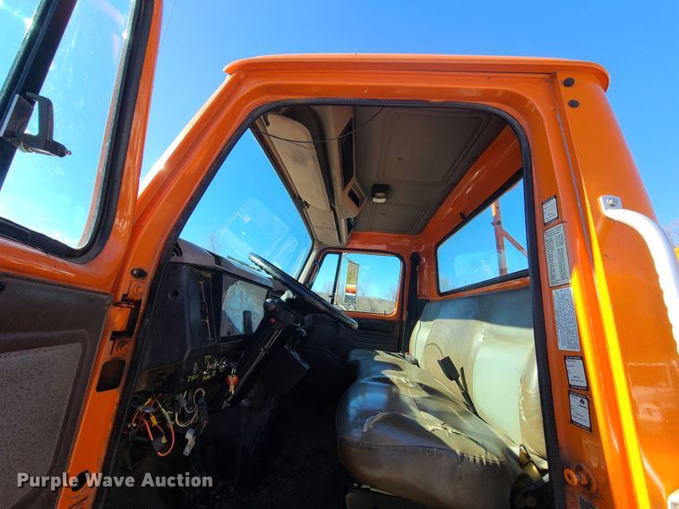 image for item HE9961 2003 International 4900  oil distributor truck