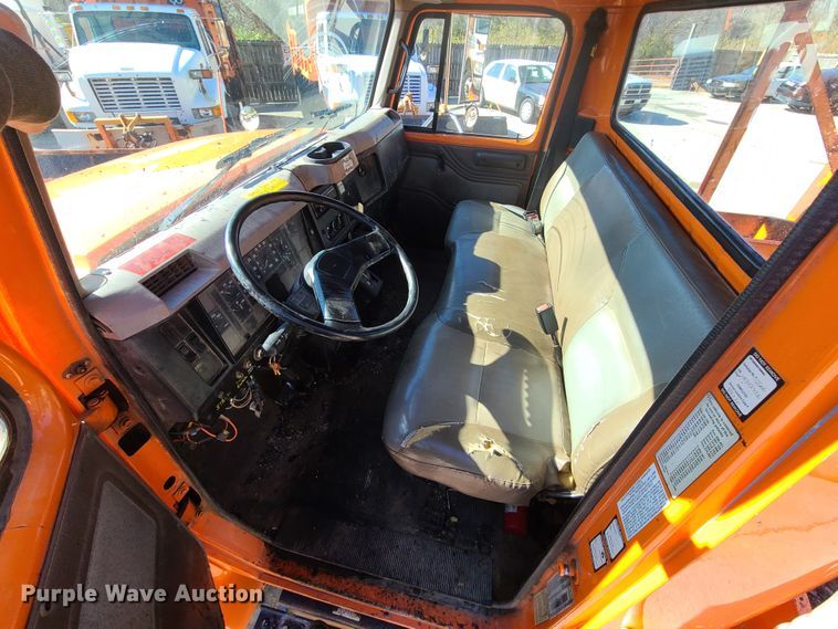 image for item HE9961 2003 International 4900  oil distributor truck