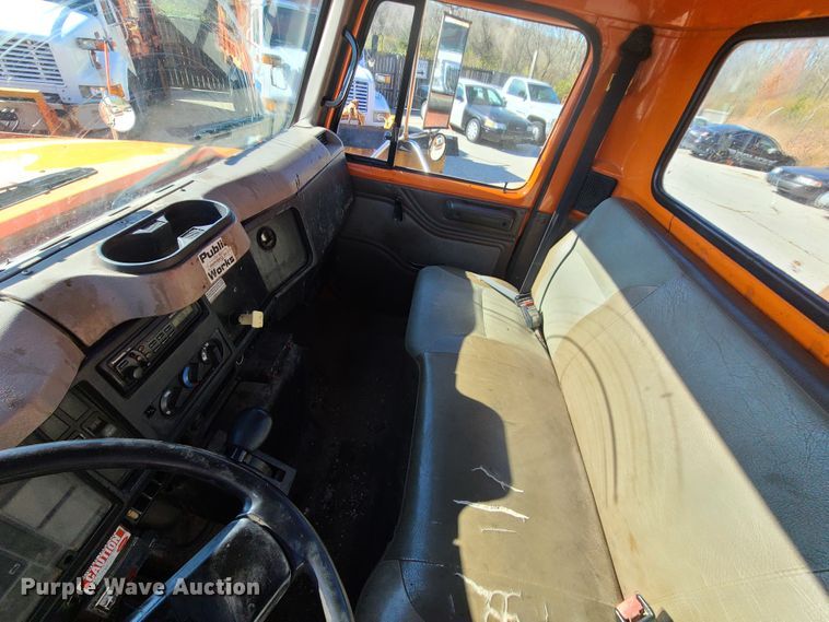 image for item HE9961 2003 International 4900  oil distributor truck