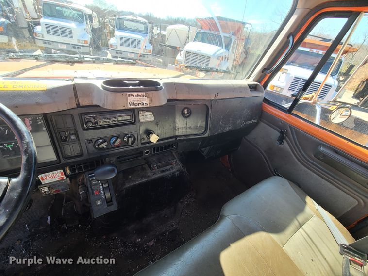 image for item HE9961 2003 International 4900  oil distributor truck