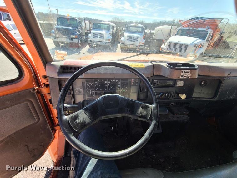 image for item HE9961 2003 International 4900  oil distributor truck