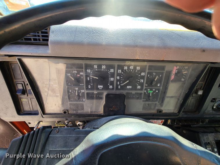 image for item HE9961 2003 International 4900  oil distributor truck