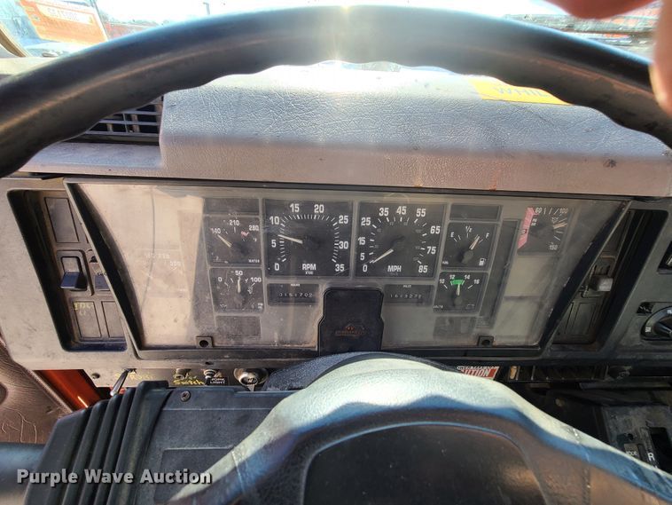 image for item HE9961 2003 International 4900  oil distributor truck