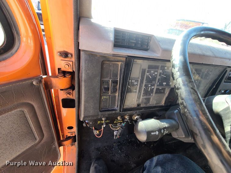 image for item HE9961 2003 International 4900  oil distributor truck