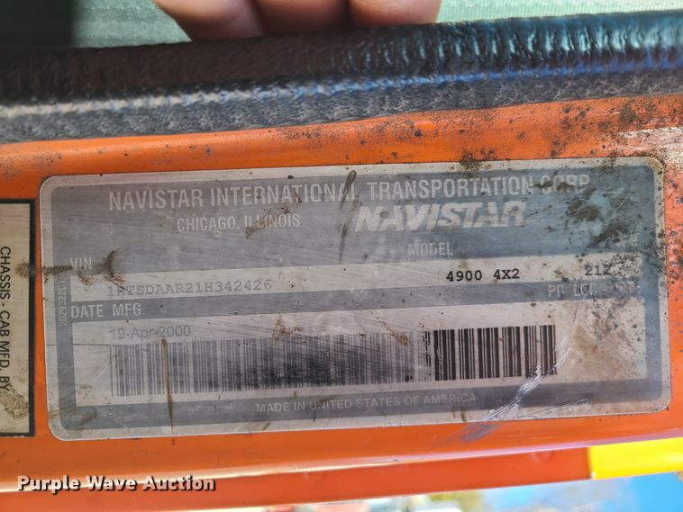 image for item HE9961 2003 International 4900  oil distributor truck