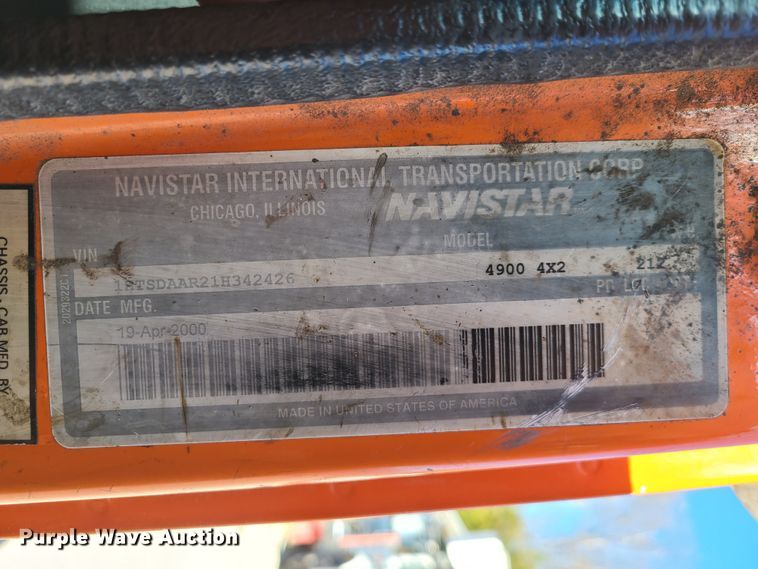 image for item HE9961 2003 International 4900  oil distributor truck