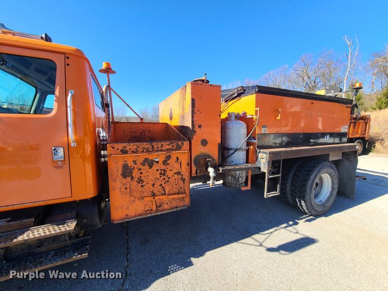 image for item HE9961 2003 International 4900  oil distributor truck