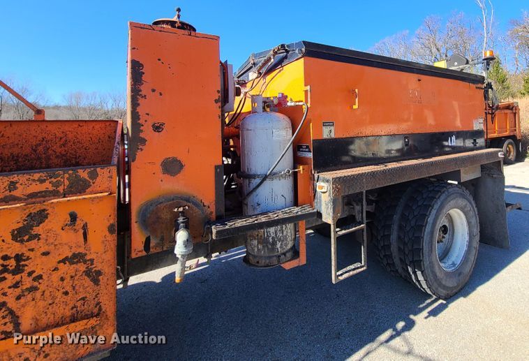 image for item HE9961 2003 International 4900  oil distributor truck