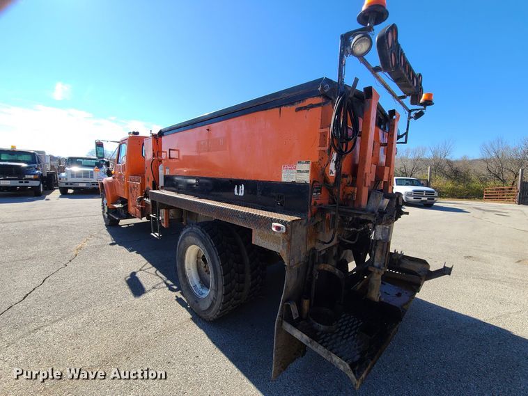 image for item HE9961 2003 International 4900  oil distributor truck