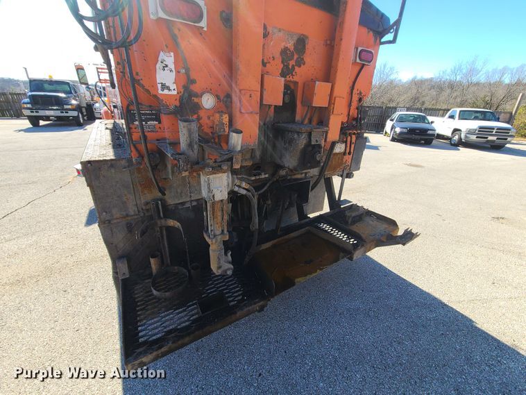 image for item HE9961 2003 International 4900  oil distributor truck