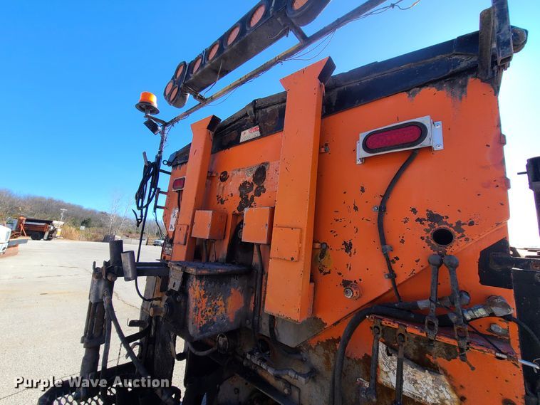 image for item HE9961 2003 International 4900  oil distributor truck