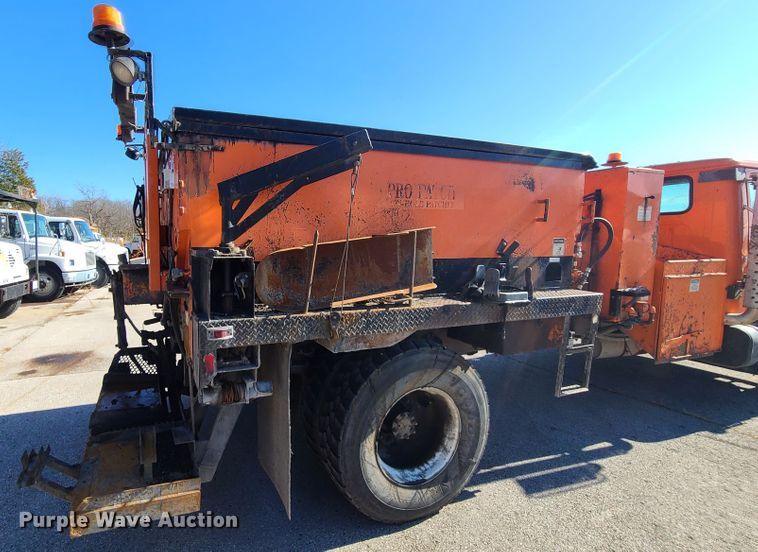 image for item HE9961 2003 International 4900  oil distributor truck