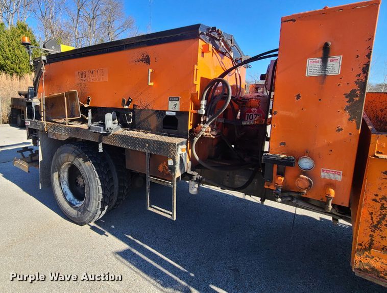 image for item HE9961 2003 International 4900  oil distributor truck