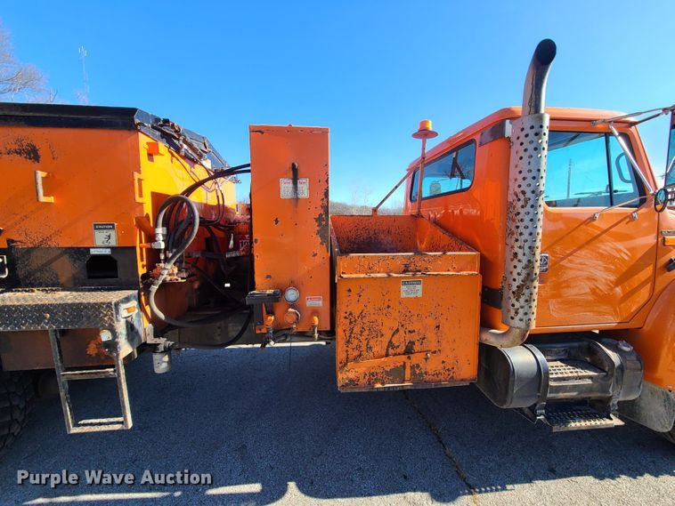 image for item HE9961 2003 International 4900  oil distributor truck