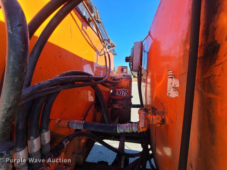 image for item HE9961 2003 International 4900  oil distributor truck