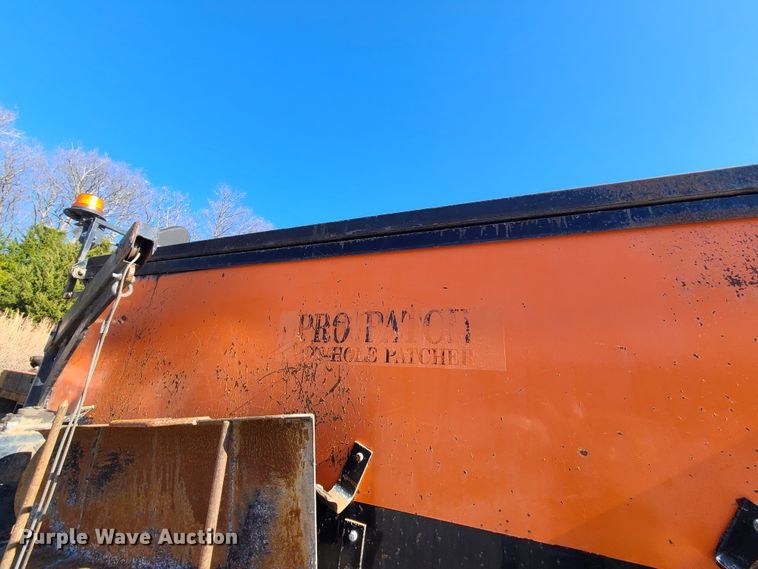 image for item HE9961 2003 International 4900  oil distributor truck