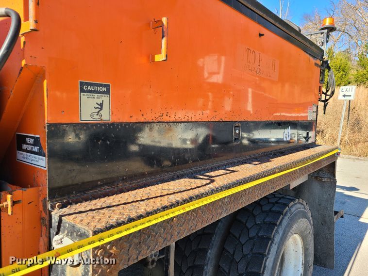 image for item HE9961 2003 International 4900  oil distributor truck