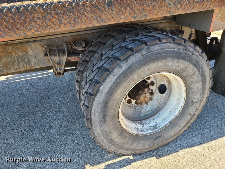 image for item HE9961 2003 International 4900  oil distributor truck