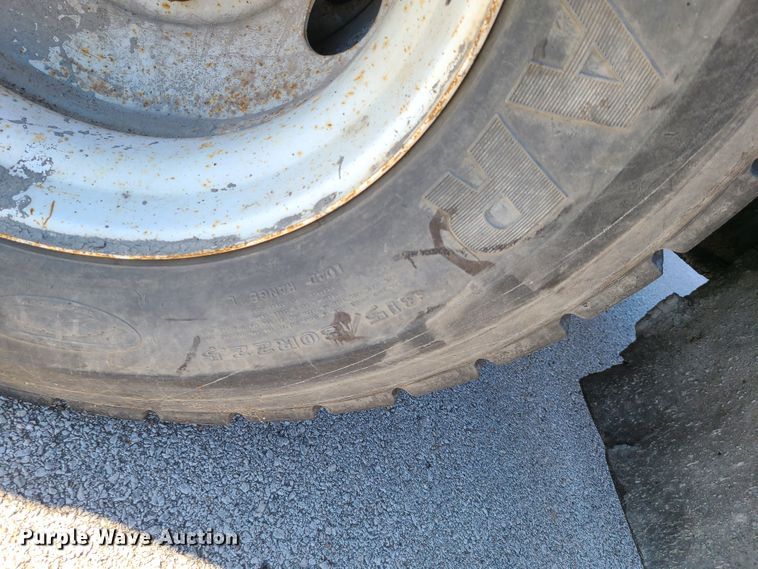 image for item HE9961 2003 International 4900  oil distributor truck