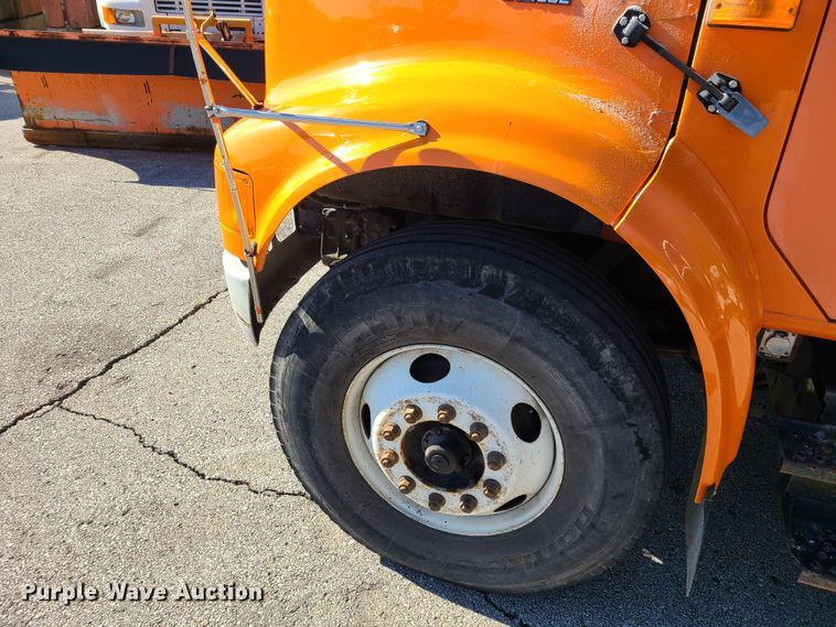 image for item HE9961 2003 International 4900  oil distributor truck