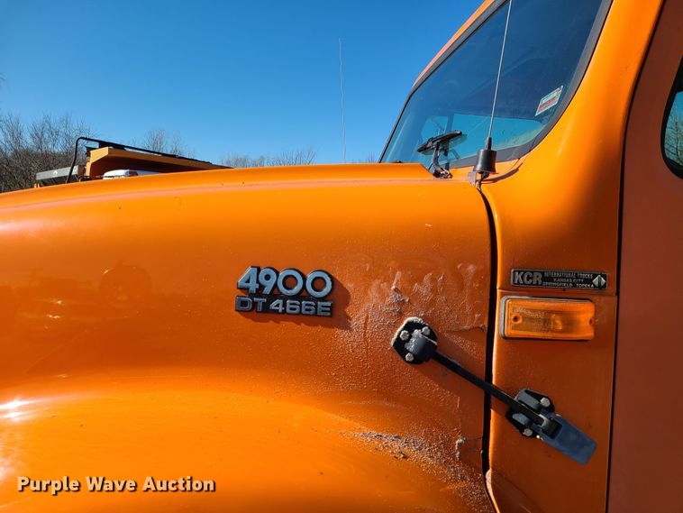 image for item HE9961 2003 International 4900  oil distributor truck