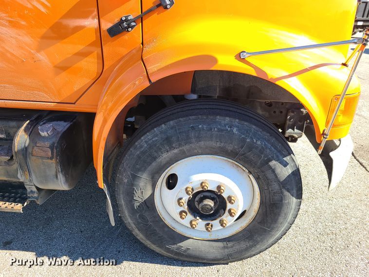 image for item HE9961 2003 International 4900  oil distributor truck