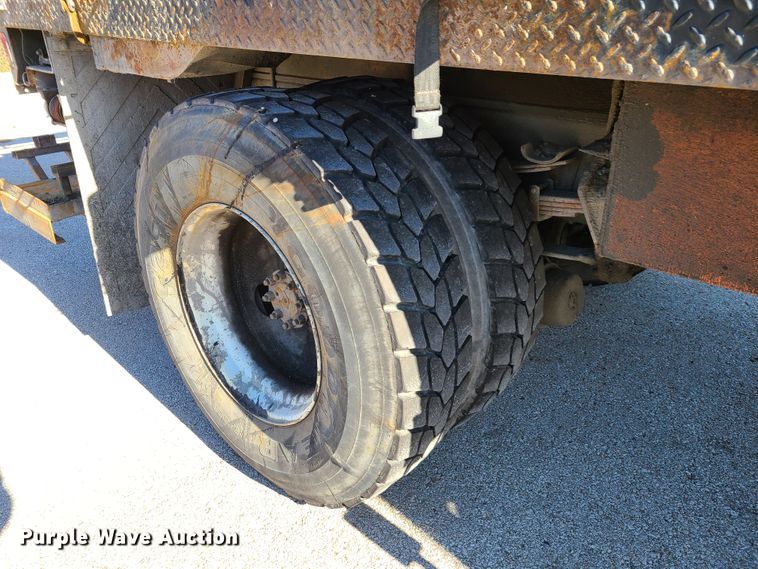 image for item HE9961 2003 International 4900  oil distributor truck