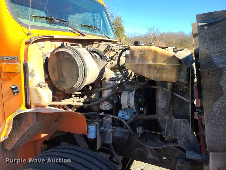 image for item HE9961 2003 International 4900  oil distributor truck