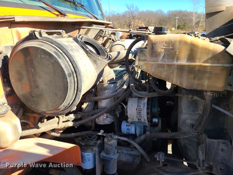 image for item HE9961 2003 International 4900  oil distributor truck