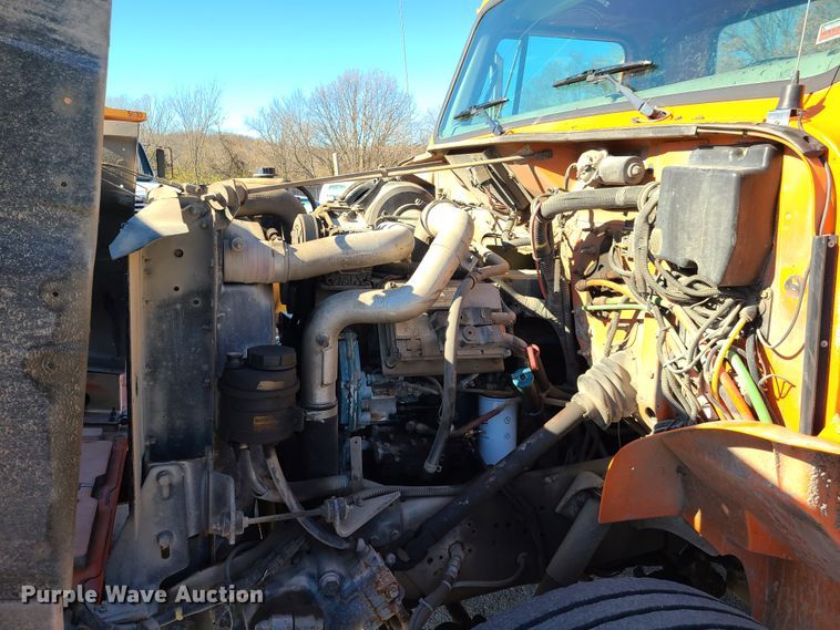 image for item HE9961 2003 International 4900  oil distributor truck