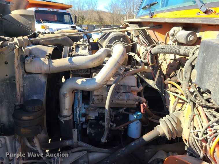 image for item HE9961 2003 International 4900  oil distributor truck