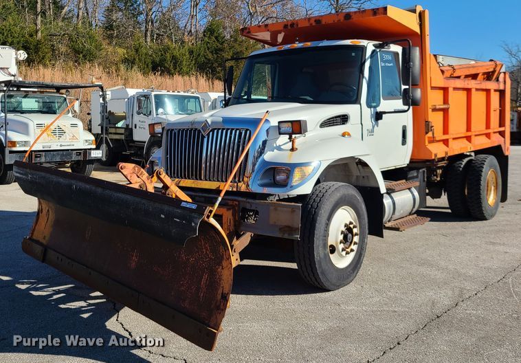 image for item HE9962 2003 International 7400  dump truck