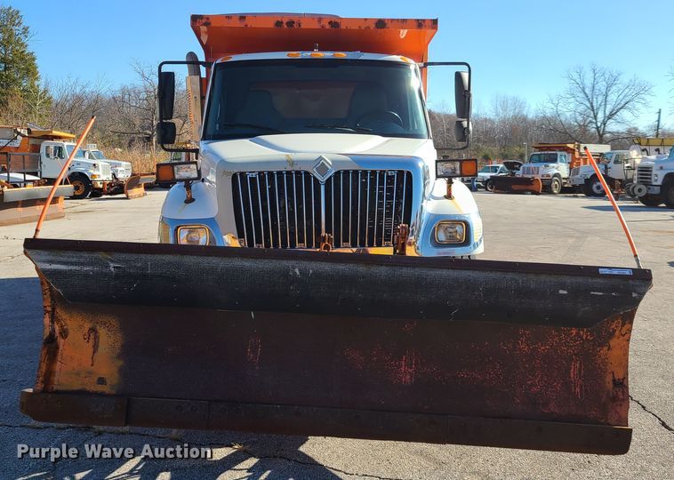 image for item HE9962 2003 International 7400  dump truck