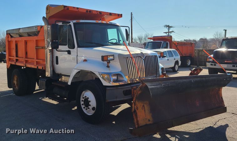 image for item HE9962 2003 International 7400  dump truck