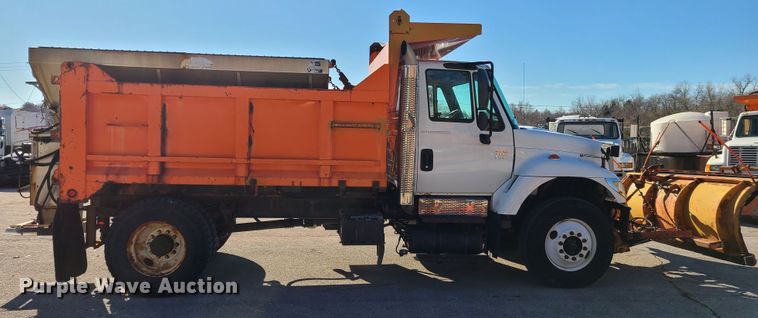 image for item HE9962 2003 International 7400  dump truck